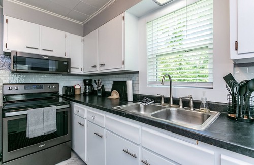Glen Carbon Cottage | Top-Rated Sunset Cottage in Downtown Glen Carbon