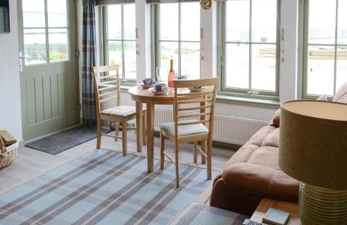 Portmahomack House | Experience Sunset Cottage: Top-Rated Family-Friendly Retreat