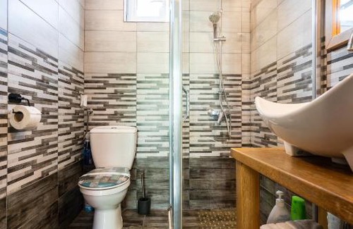 Brasov Apartment | Idyllic Sunset Cottage: Child-Friendly Retreat with 9.7 Rating