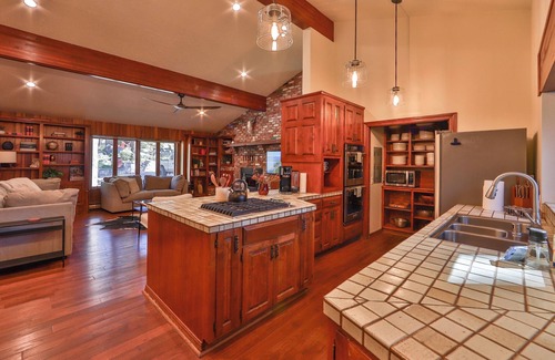 Lincoln Park House | Sunset Cove – Chic Tahoe Retreat