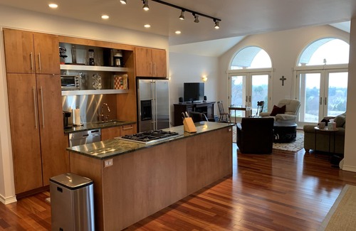 Empire House | Sunset Dreams: Pet-Friendly Retreats with Ocean Views!