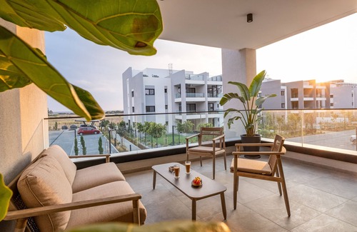 Vasa Koilaniou Apartment | Discover Sunset Gardens: A 4-Star Family Retreat