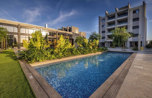 Vasa Koilaniou Apartment | Discover Sunset Gardens: A 4-Star Family Retreat