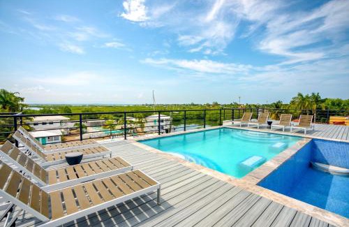 Placencia Apartment | Pet-Friendly Sunset Gecko Condos with Pool and Restaurant