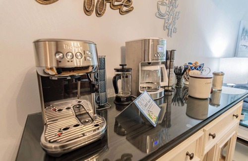 Southeast Springfield House | Sunset Getaway: Pet-Friendly House for 12 with Breakfast