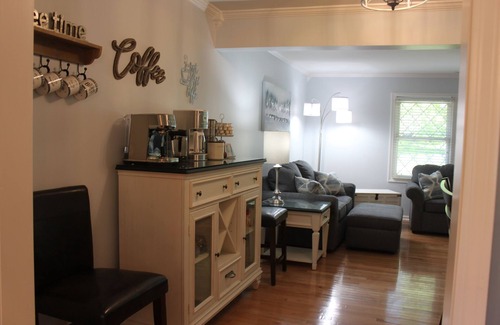 Southeast Springfield House | Sunset Getaway: Pet-Friendly House for 12 with Breakfast