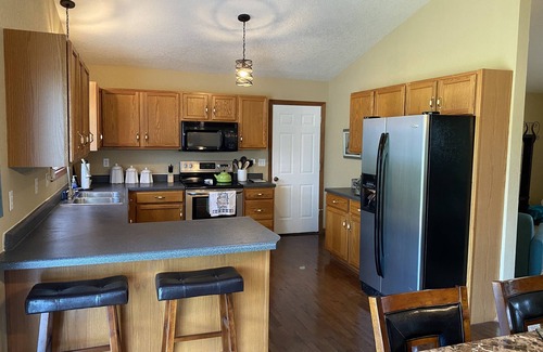 Lebanon House | Unforgettable Sunset Getaway with Spa & Hot Tub Amenities