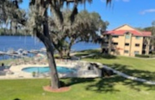 Welaka Condo | Discover Sunset Getaway: Pool, Breakfast & Family-Friendly