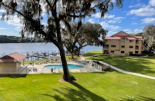 Welaka Condo | Discover Sunset Getaway: Pool, Breakfast & Family-Friendly