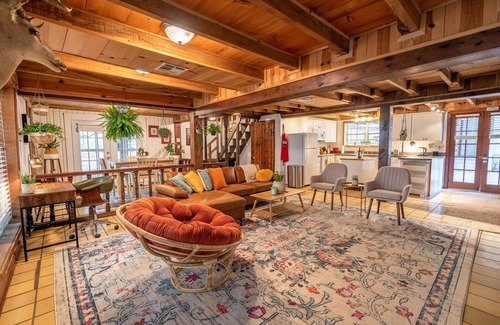 Opelousas Cabin | Discover Sunset Grove LA: Pet-Friendly with Spa & Breakfast