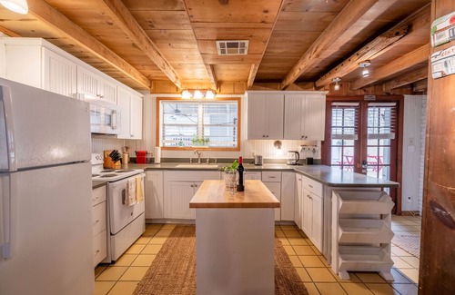 Opelousas Cabin | Discover Sunset Grove LA: Pet-Friendly with Spa & Breakfast