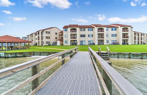 Navarre Beach Hotel | Relax at Sunset Harbor Palms: Poolside Family Retreat