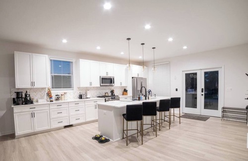 Front Royal House | Experience Sunset Haven: Pet Friendly with Pool and Spa