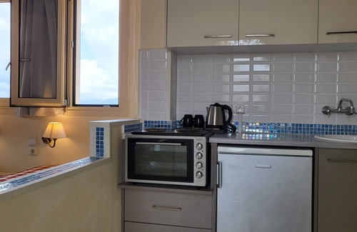 Piskopiano Apartment | Relaxing Sea View Apartment with Pool and Breakfast