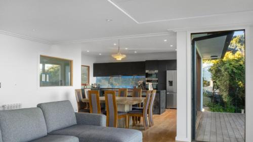 Atawhai House | Family-Friendly Sunset Haven in Nelson - Guest Rated 8.2