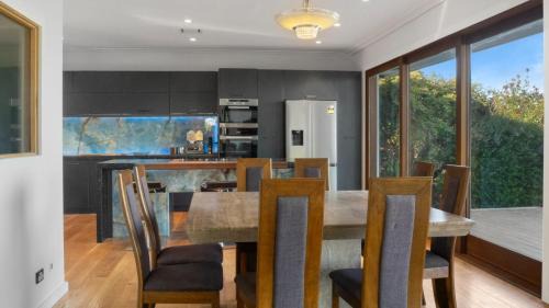 Atawhai House | Family-Friendly Sunset Haven in Nelson - Guest Rated 8.2