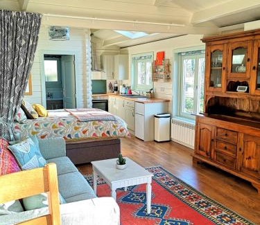 Llanfallteg House | Unwind at Sunset Hideaway - Guest Rated 9.9/10