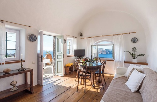 Oia Hotel | Sunset Honeymoon Suite with Private Whirlpool & Caldera View