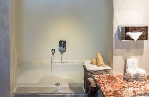 Oia Hotel | Sunset Honeymoon Suite with Private Whirlpool & Caldera View
