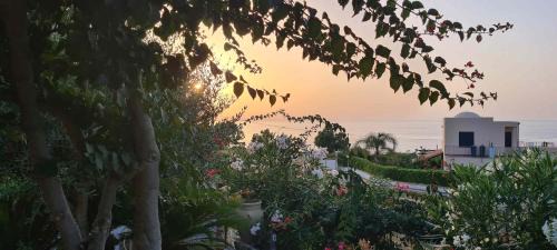 Zambrone House | Inviting Sunset House in Zambrone: Pet-Friendly Retreat
