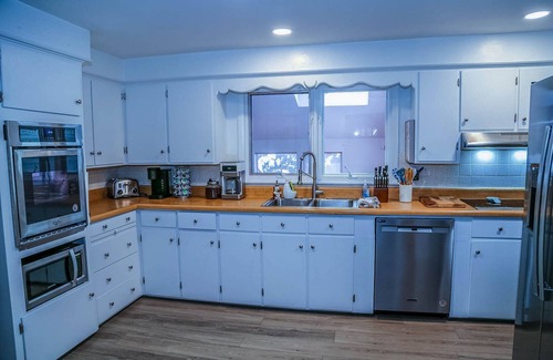 Rumford House | Top-Rated Sunset House Near Sunday River with Pool Access