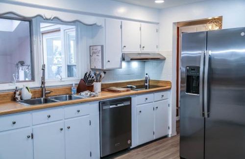 Rumford House | Tranquil Sunset House Near Sunday River - Family-Friendly Stay