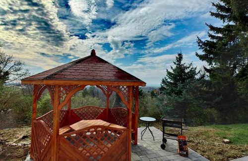 Banka House | Pet-Friendly Sunset House Bungalow in Piestany