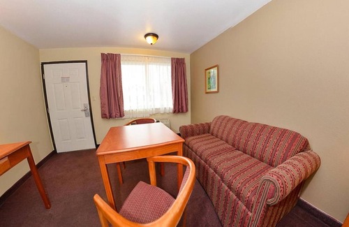 John Day Hotel | Cozy Sunset Inn John Day with Family-Friendly Amenities