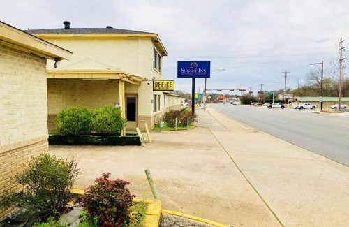 Longview Hotel | Pet-Friendly Retreat at Sunset Inn Longview for Families