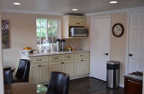 Pacific Grove Hotel | Relaxing Retreat at Sunset Inn with Spa and Kitchen Access