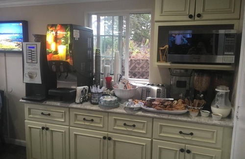 Pacific Grove Hotel | Relaxing Retreat at Sunset Inn with Spa and Kitchen Access