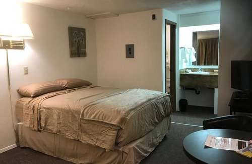 Wamsutter Hotel | Inviting Sunset Inn: Pet-Friendly Retreat for Families