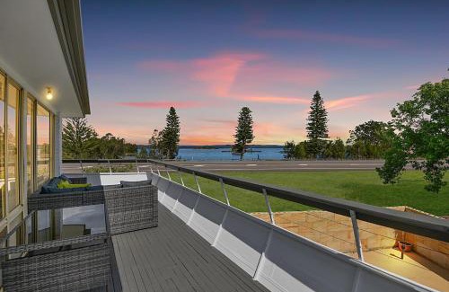 The Entrance North House | Sunset Lake House - Your Dream Family Getaway