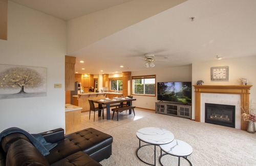 Bonney Lake House | Lake Tapps Retreat: Guest Rated 10/10 with Lakefront Views