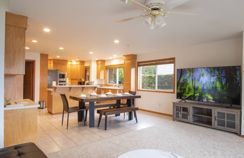 Bonney Lake House | Lake Tapps Retreat: Guest Rated 10/10 with Lakefront Views