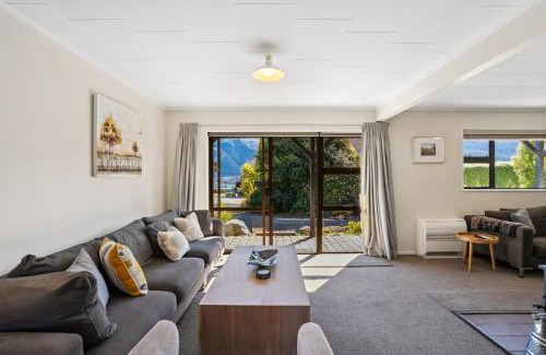 Kelvin Heights House | Sunset Lakehouse