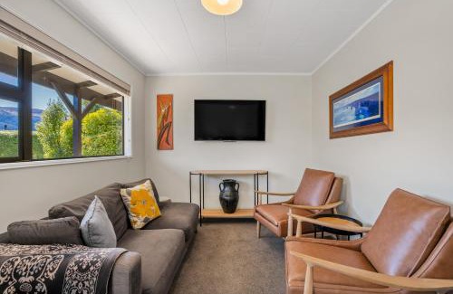 Kelvin Heights House | Sunset Lakehouse