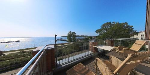 Alt Gaarz Apartment | Seaside Sunset Loft: Ocean View Maisonette with Balcony