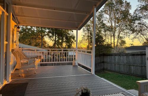 Springwood House | Relax at Sunset Lounge Guesthouse - Pet and Child Friendly