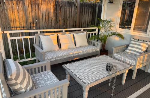 Springwood House | Relax at Sunset Lounge Guesthouse - Pet and Child Friendly