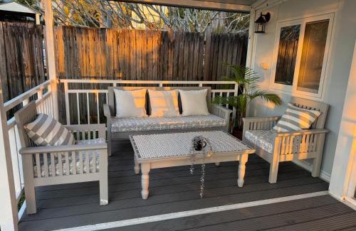 Springwood House | Relax at Sunset Lounge Guesthouse - Pet and Child Friendly