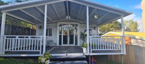 Springwood House | Relax at Sunset Lounge Guesthouse - Pet and Child Friendly