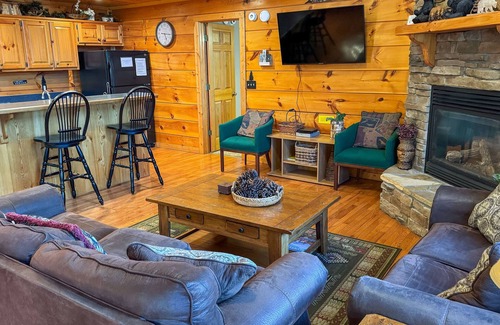 Wears Valley Cabin | Sunset Magic- 5BR/5BA Awesome View of Wears Valley