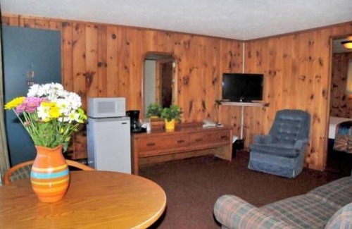 Munising Hotel | Bayfront Getaway: Family-Friendly with Breakfast Included