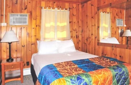 Munising Hotel | Bayfront Getaway: Family-Friendly with Breakfast Included