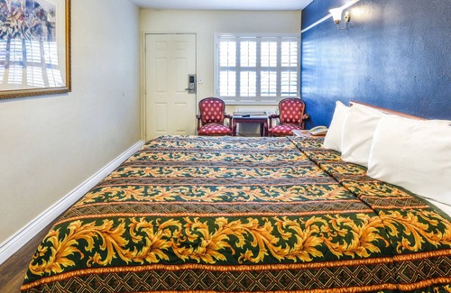 Westmont Hotel | Cozy Sunset Motel: Family-Friendly with Kitchen & Breakfast