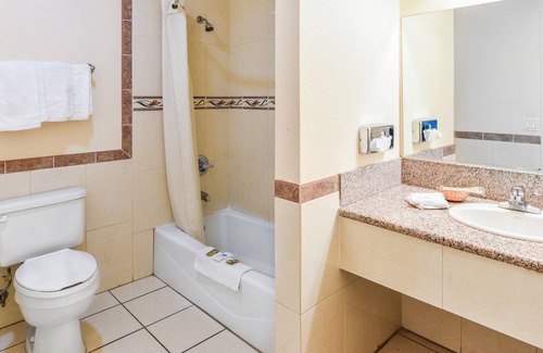 Westmont Hotel | Cozy Sunset Motel: Family-Friendly with Kitchen & Breakfast