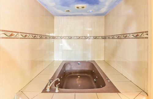 Westmont Hotel | Cozy Sunset Motel: Family-Friendly with Kitchen & Breakfast