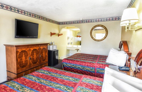 Westmont Hotel | Cozy Sunset Motel: Family-Friendly with Kitchen & Breakfast