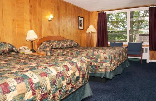 West Lebanon Hotel | Relax at Sunset Motor Inn with Breakfast and Hot Tub